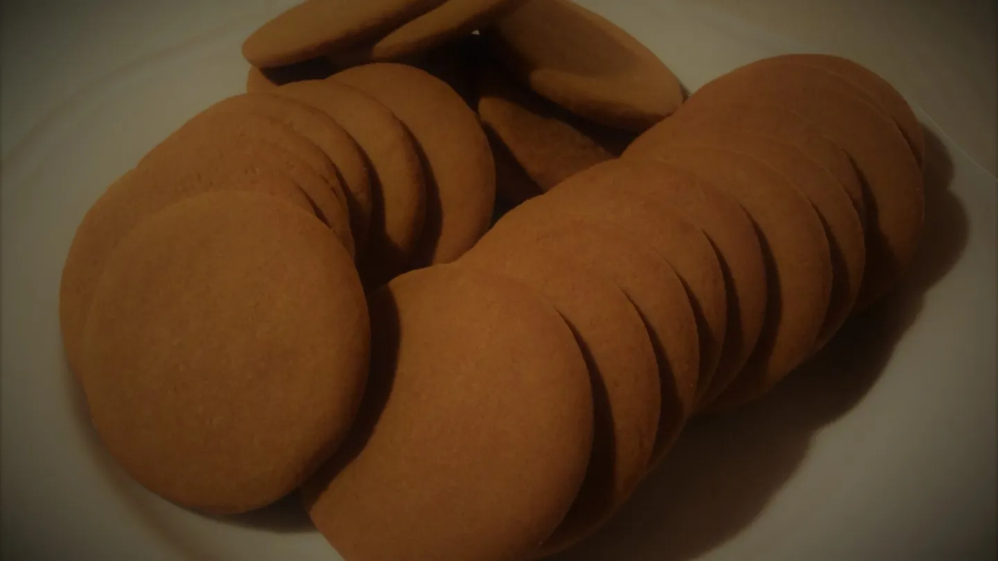 Lindhs runda pepparkakor på vit tallrik