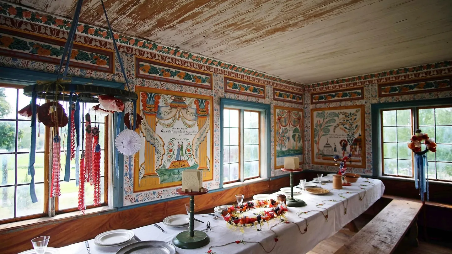 Färgbild - interiör bild från hälsingegård Ol-Anders i Alfta