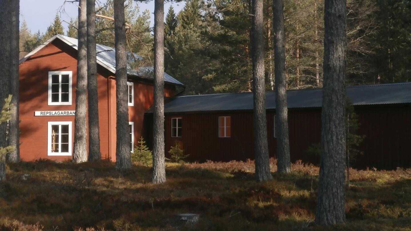 Repslagarbanan i Kvarnmon, Jättendal. Exteriör bild - röd byggnad med vita fönster i skogsmiljö.