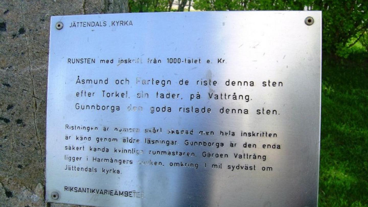 Informationsskylt om runstenen i Jättendal. Gunnborga runmästare
