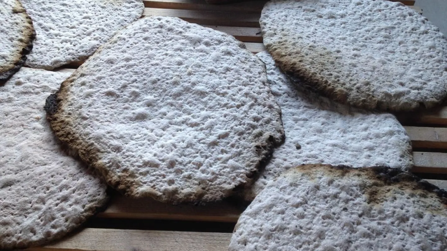 Hällbrödkakor på bakbord