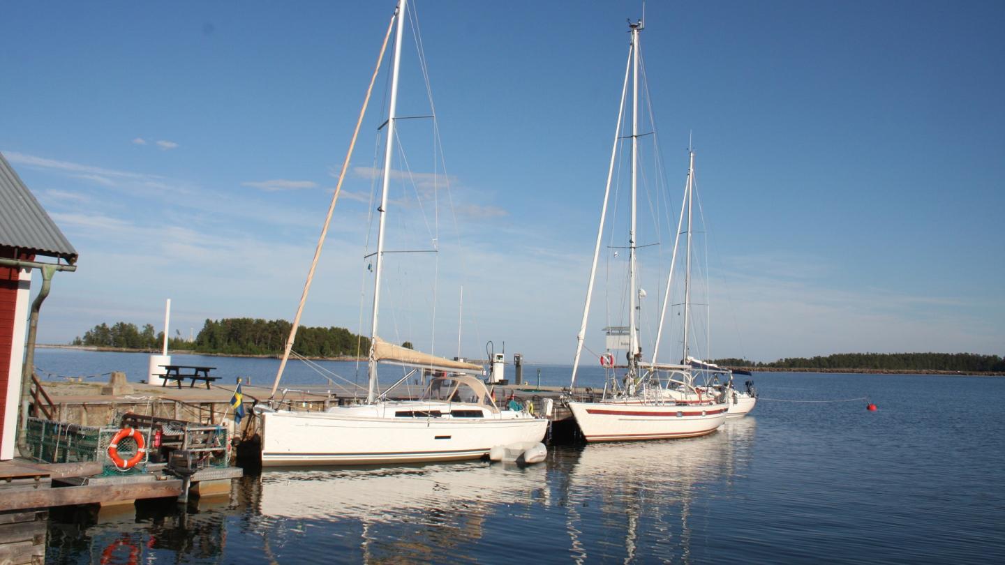 Stocka gästhamn - båtar anlagda vid brygga