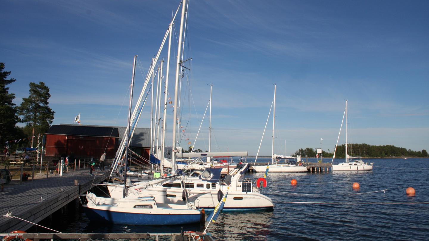 Båtar anlagda vid brygga - Stocka gästhamn