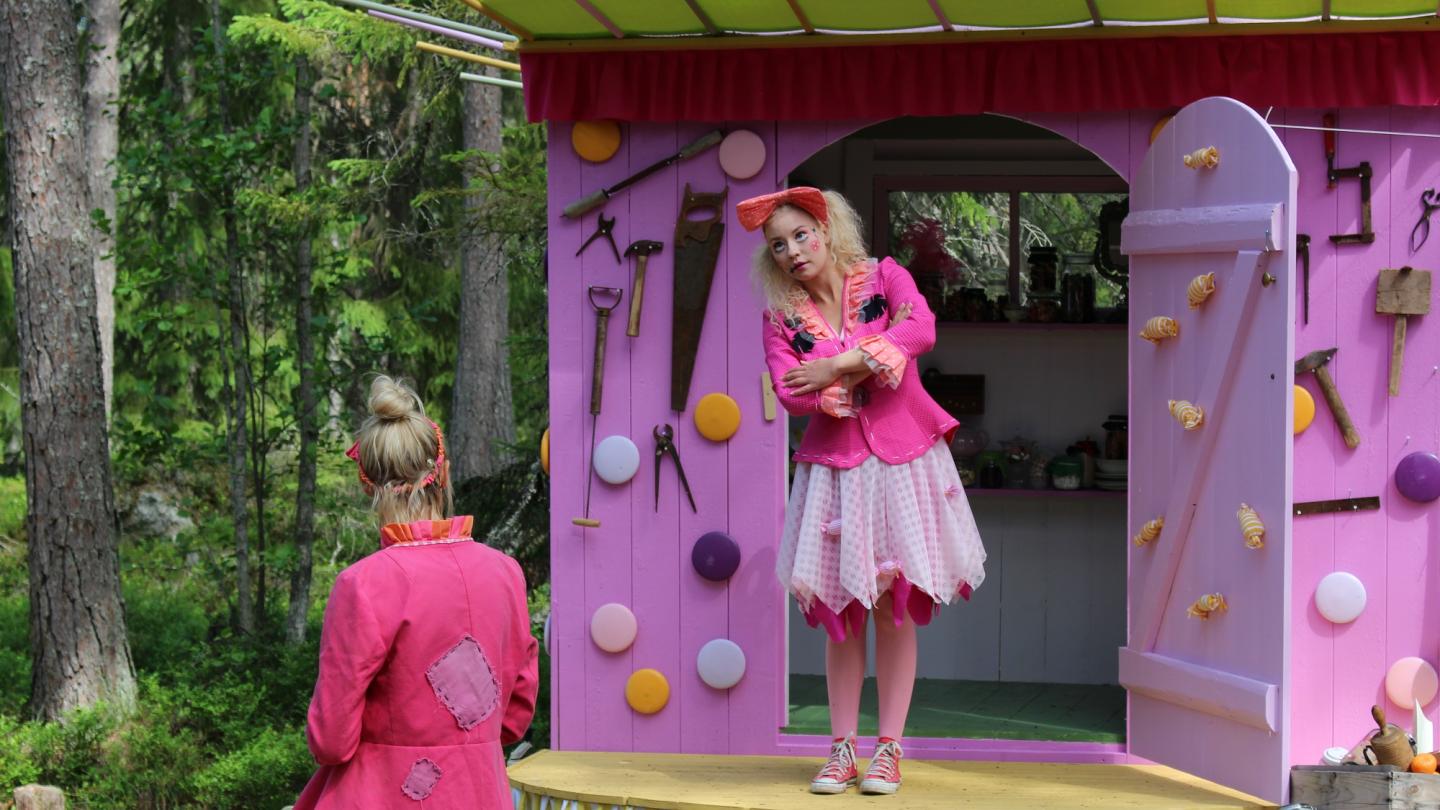 Tandféerna i sitt rosa hus och kläder i Trolska Skogen - utomhus